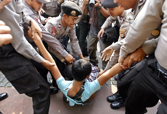 DIAMANKAN. Seorang pelajar dari Asosiasi Pelajar Jakarta ditahan petugas polisi saat demo anti kenaikan Bahan Bakar Minyak (BBM) di depan Kementerian Energi dan Sumber Daya Mineral di Jakarta, 16 Maret 2012. Foto oleh Mast Irham/EPA. 