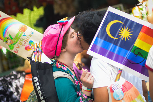 LGBT RIGHTS. A couple kisses during the 22nd Manila Pride March in June 2016. File photo by LeAnne Jazul/Rappler  