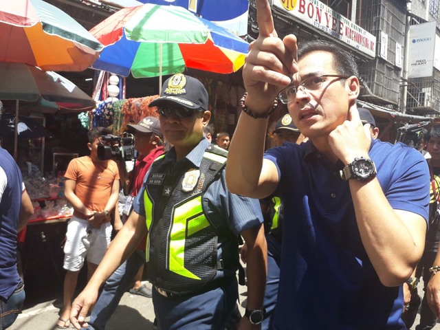 INSPECTION. Manila Mayor Isko Moreno does the rounds in Divisoria on July 3, 2019, before the start of street clearing operations. Photo from Morenoâs Facebook page 
