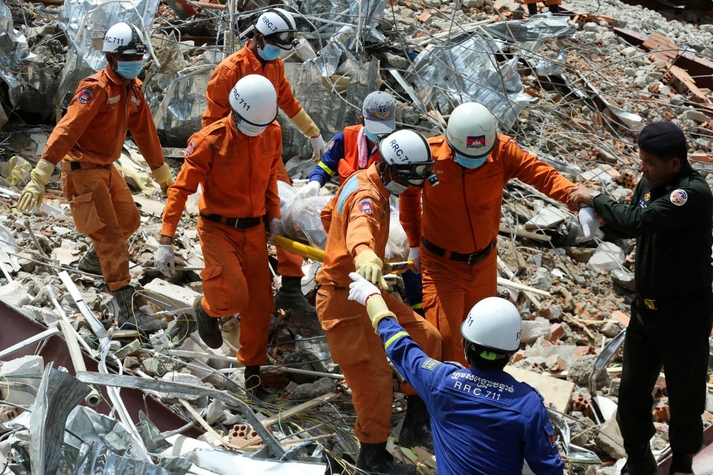 BUILDING COLLAPSE. Cambodian rescue workers on June 23, 2019, picked through the rubble of a collapsed Chinese-owned building in a desperate search for survivors after the construction site accident killed at least 17 people. Photo by Sun Rethy Kun/AFP 