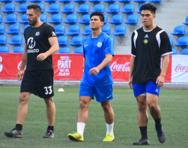 Matthews (center) with Gerald Tan (right) and Joaco Cañas of Loyola. Photo by Bob Guerrero/Rappler