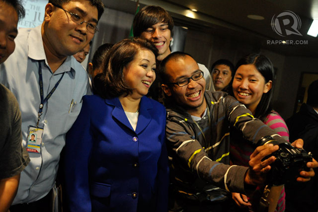TECH-SAVVY JUDICIARY. Chief Justice Maria Lourdes Sereno obliges to a selfie with students after her first meet-the-press session in August 2013. File photo 