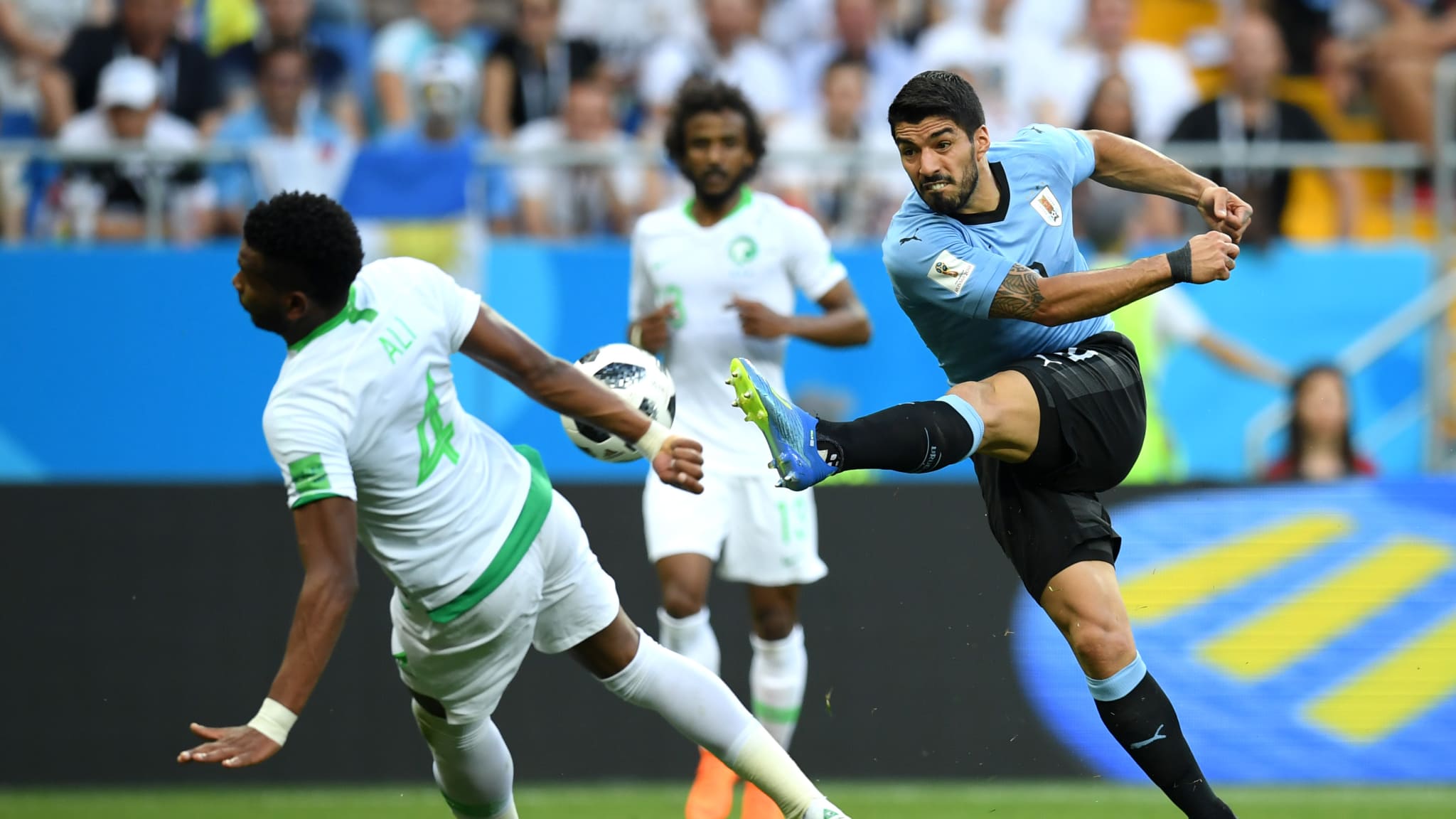 TENDANGAN. Luis Suarez (Uruguay) melepas tendangan melawan tim Arab Saudi di pertandingan Grup A Piala Dunia, Rabu, 20 Juni. Foto dari FIFA.com 