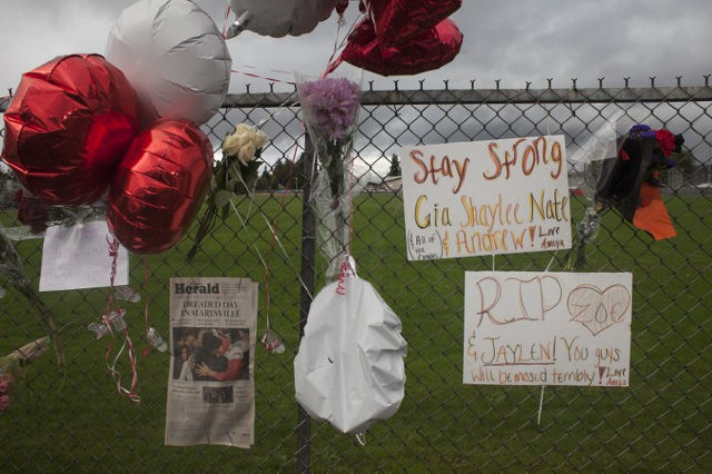 STAYING STRONG. Members of the community and students grieve during a gathering at Marysville-Pilchuck High School on October 26, 2014 in Marysville, Washington. David Ryder/Getty Images/AFP