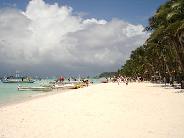 BORACAY ISLAND. Local officials want to convince President Rodrigo Duterte not to shut down the popular tourist destination. Photo from Wikimedia Commons 