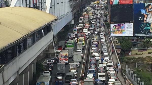 SOLUTION. The Inter-Agency Council for Traffic (i-ACT) have been looking for private or enclosed areas along EDSA to be accessible to motorists as a temporary solution to the worsening traffic problem in Metro Manila. File photo by Rappler 