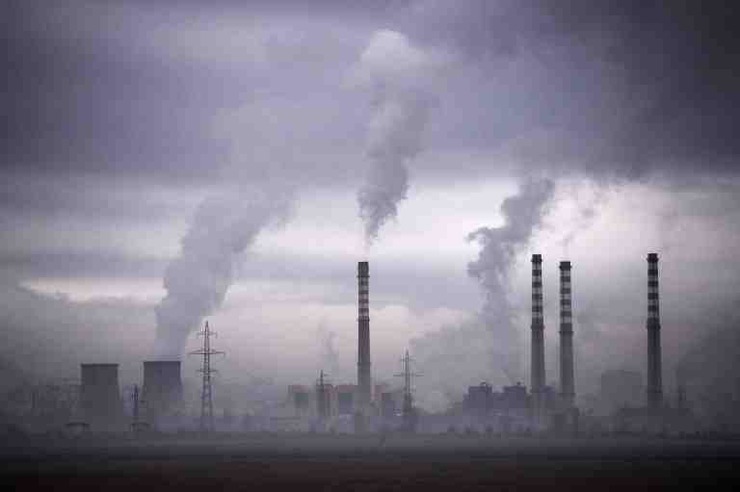 CLIMATE ALARM. Six years after their last diagnosis on global warming, climate experts present the new state of affairs: an increasingly alarming wakeup call. This file photo taken Feb 14 2013 shows shows smokes rising from stacks of a thermal power station in Sofia, Bulgaria. AFP / Dimitar Dilkoff