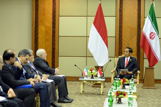 Presiden Joko Widodo (kanan) berbincang dengan Menlu Iran Mohammad Javad Zarif (kedua kanan) bersama delegasi dalam pertemuan bilateral di sela-sela KTT Luar Biasa ke-5 OKI di JCC, Jakarta, Senin, 7 Maret. Foto oleh Panca Syurkani/ANTARA 