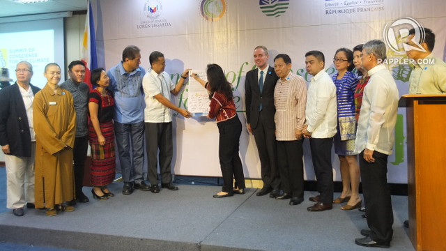 CALLING ON CONSCIENCES. Senator Loren Legarda leads the signing of the Call to Conscience for the Climate on October 9, 2015. Photo by Pia Ranada/Rappler 