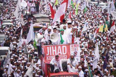 Ribuan massa yang tergabung dalam Gerakan Nasional Pengawal Fatwa MUI (GNPF MUI) melakukan unjuk rasa di Jakarta, Jumat (4/11). Foto oleh Akbar Nugroho Gumay/ANTARA 