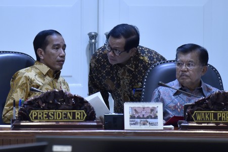 Presiden Joko Widodo berbincang dengan Wakil Presiden Jusuf Kalla dan Seskab Pramono Anung sebelum memimpin rapat terbatas di Kantor Presiden, Jakarta, Selasa (30/5). Foto oleh Puspa Perwitasari/ANTARA 