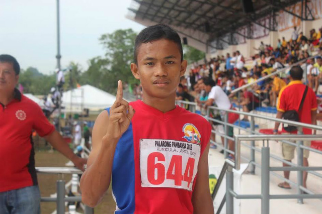 FIRST GOLD. Runner April Boy Adricula from the Bicol Region says his victory is for his family. Photo by Junmar dela Cruz/DepEd/Rappler 