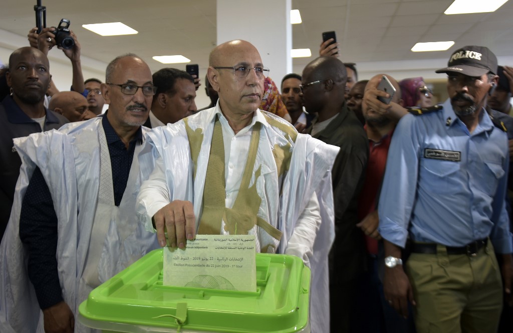 ELECTIONS. Presidential candidate Mohamed Ould Ghazouani (C) casts his ballot at a polling station on June 22, 2019 in Nouakchott during the presidential election in Mauritania. Photo by Sia Kambou/AFP 
