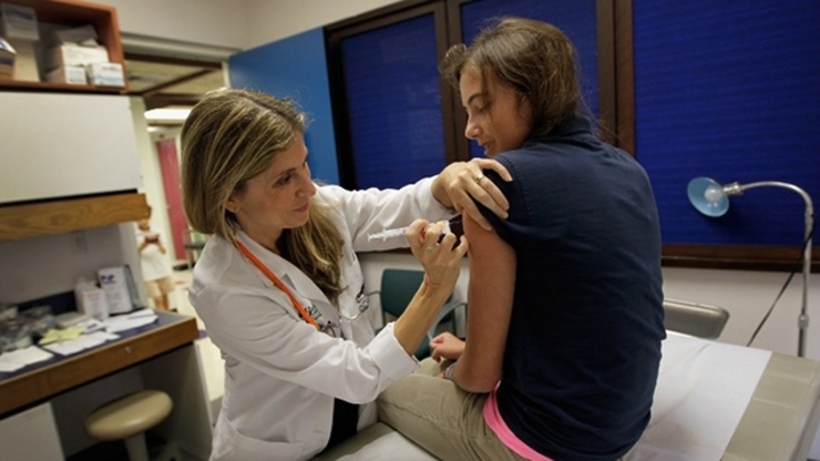 HPV VACCINATION. University of Miami pediatrician Judith L. Schaechter, M.D. (L) gives an HPV vaccination to a 13-year-old girl in her office at the Miller School of Medicine on September 21, 2011 in Miami, Florida. File photo by Joe Raedle/Getty Images/AFP