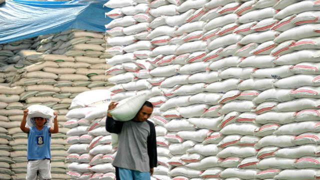 RICE IMPORTS? The government tries to balance between keeping rice farmers happy and keeping prices low for consumers. AFP file photo  