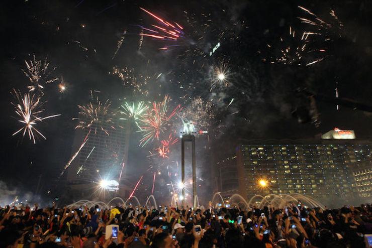 Ilustrasi. Kembang api dalam perayaan tahun baru di Bundaran Hotel Indonesia. Foto oleh EPA 