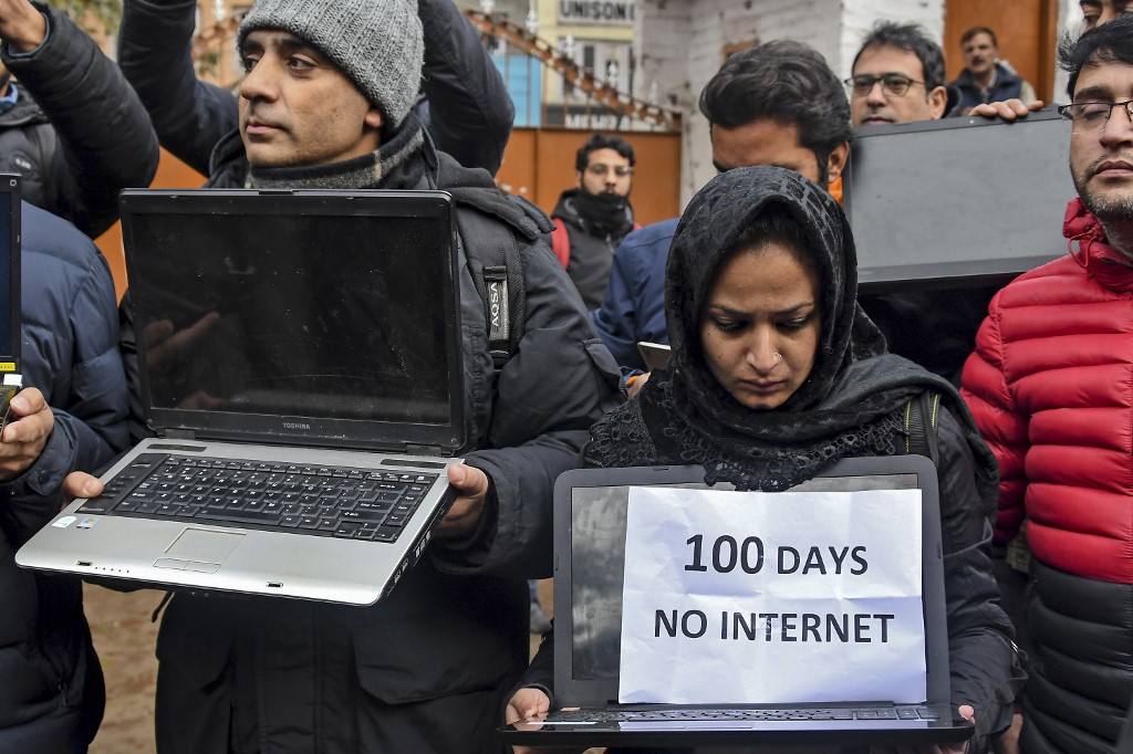 BLOCKADE. Kashmiri journalists protest against internet blockade put up by India's government in Srinagar. Photo by Tauseef Mustafa/AFP 