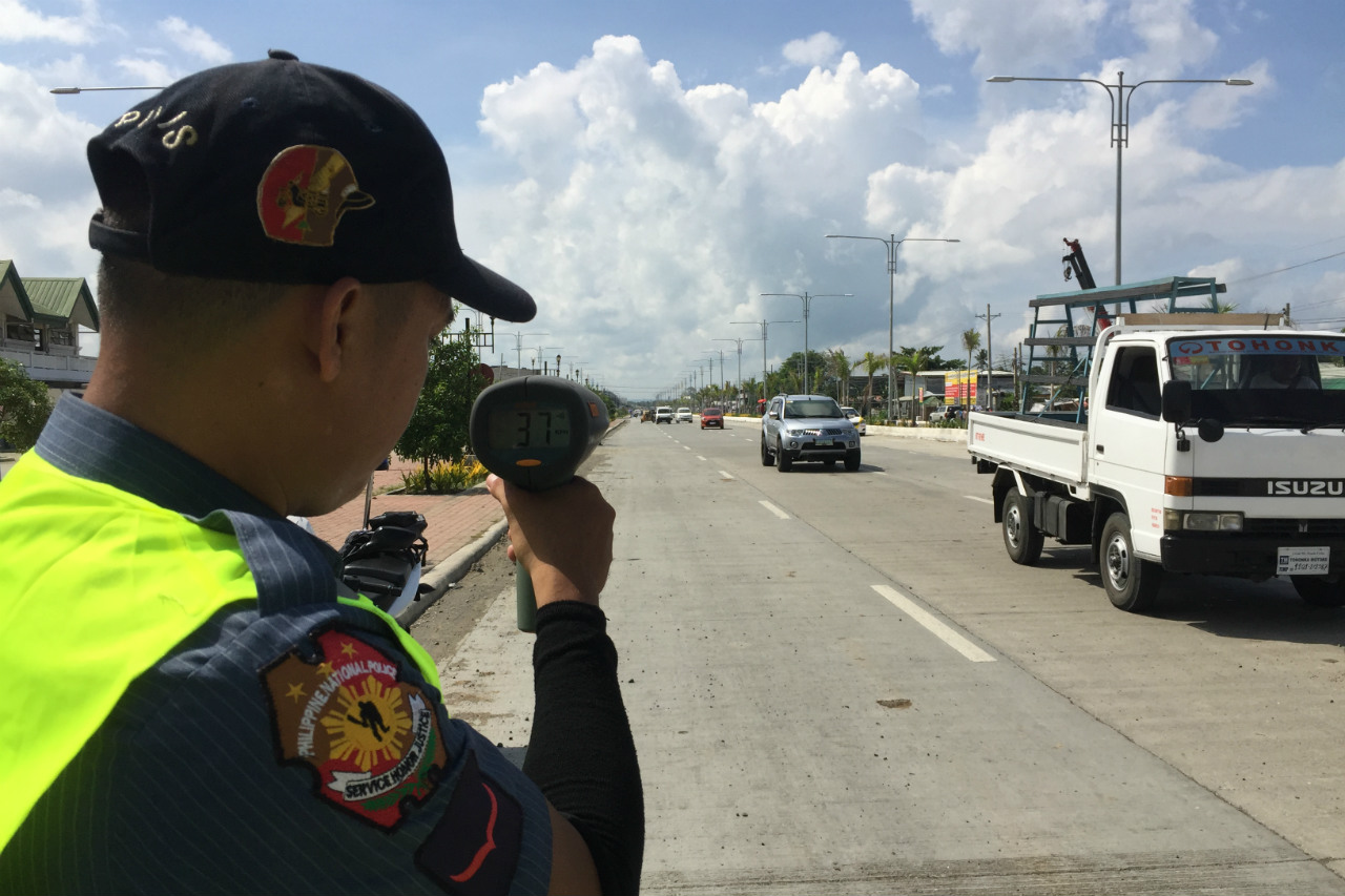 GUN POINT. Traffic personnel has been using a newly-procured speed gun by the Iloilo City Government to monitor speeding vehicles at the Diversion Road since June 1, 2017. Photo by Ted Aldwin Ong/Rappler 