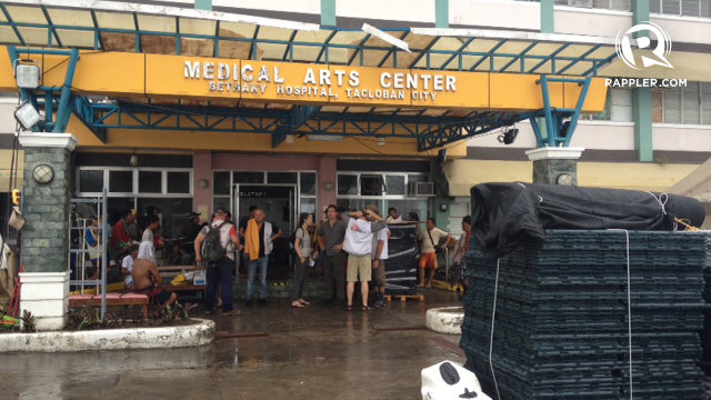 HEALTH EMERGENCY. People gather outside hospital in Tacloban City. Rappler file photo 