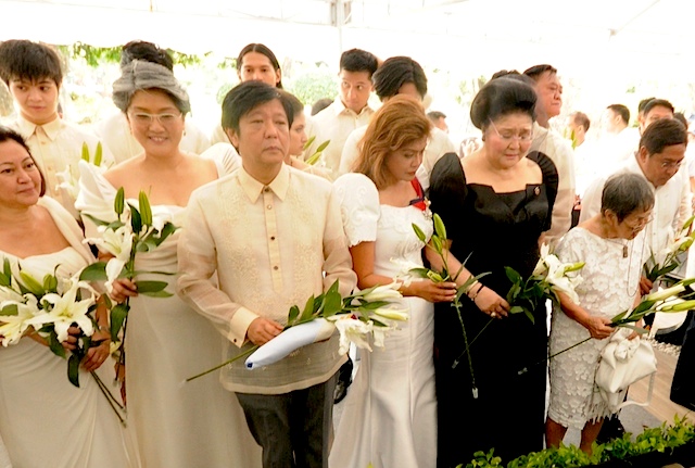 HERO'S BURIAL. Members of the Marcos family pay their final respects to the family patriarch at the Libingan ng mga Bayani on November 18, 2016. Photo from Marcos Presidential Center    