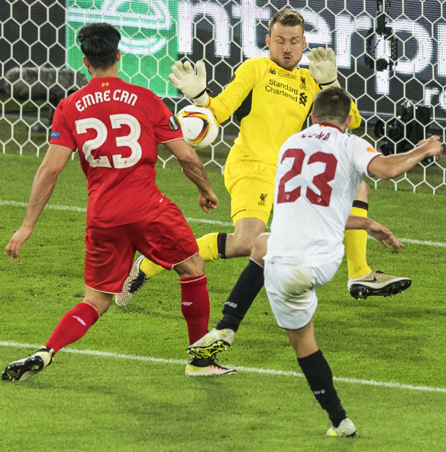 Sevilla's Coke knocks in the 3-1 goal. Photo by Ennio Leanza/EPA