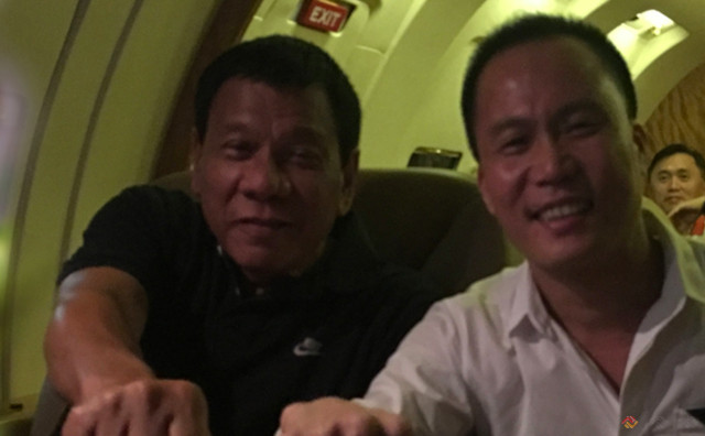'CONSULTANT.' President Rodrigo Duterte and adviser Michael Yang sit beside each other. Photo from Philippine Full Win Group of Companies website 