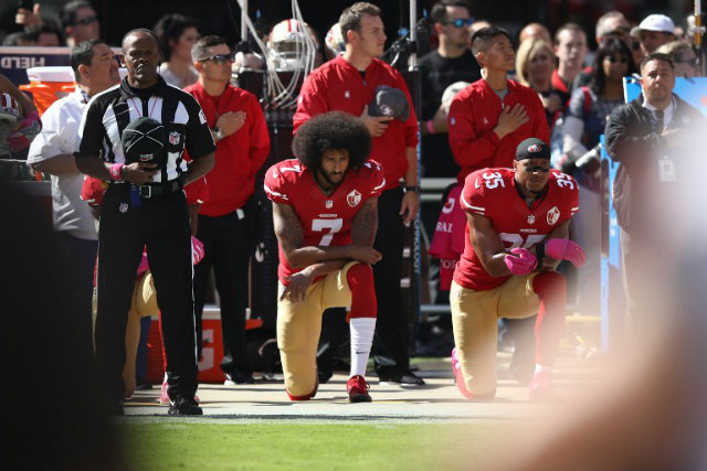 PROTEST. This file photo taken on October 22, 2016 shows Eric Reid #35 and Colin Kaepernick #7 of the San Francisco 49ers kneeling in protest during the national anthem prior to their NFL game against the Tampa Bay Buccaneers.
EZRA SHAW / GETTY IMAGES NORTH AMERICA / AFP 