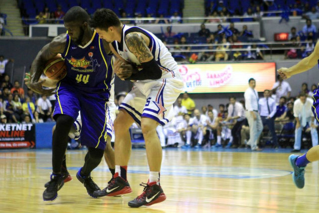 PHYSICAL. Marc Pingris (R) and Ivan Johnson get physical during a semifinals game in last year's Commissioner's Cup. The two eventually had a verbal spat that nearly escalated after the game. File Photo from PBA Images