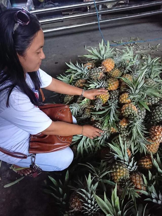 ORGANIZED. Mylene arranges her stock of pineapples. 