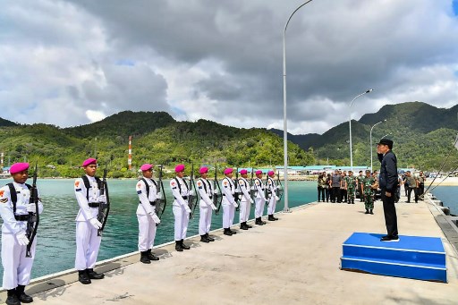 RULE OF LAW. This handout picture taken and released on January 8, 2020 shows Indonesia President Joko Widodo (R) saluting troops during his visit to a military base in the Natuna islands, which border the South China Sea. Handout photo /Presidential Palace/AFP 