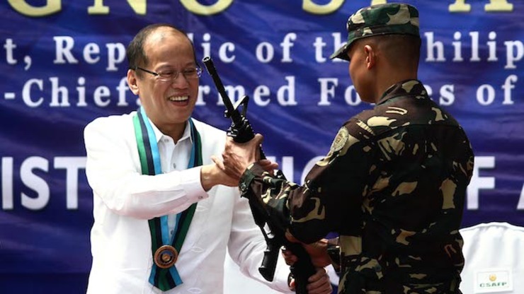 NEW ASSAULT RIFLES: President Benigno Aquino III leads the ceremonial turnover of M4 assault rifles. Malacañang photo