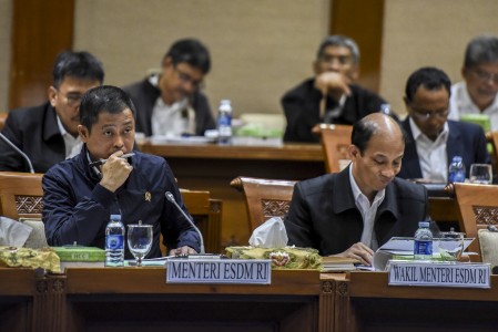 Menteri ESDM Ignasius Jonan (kiri) bersama Wakil Menteri Arcandra Tahar (kanan) mengikuti rapat kerja dengan Komisi VII DPR di Kompleks Parlemen Senayan, Jakarta, Senin (9/10). FOTO oleh Hafidz Mubarak A/ANTARA 