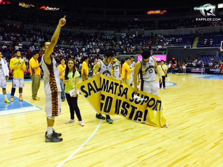 APPRECIATION. Aljon Mariano (left) says he will miss most the UST crowd. Here he shows his appreciation for them. Photo by Jane Bracher/Rappler