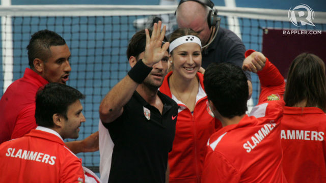 VICTORIOUS. Carlos Moya high-fives his teammates in their win against the Warriors. Photo by Josh Albelda/Rappler 