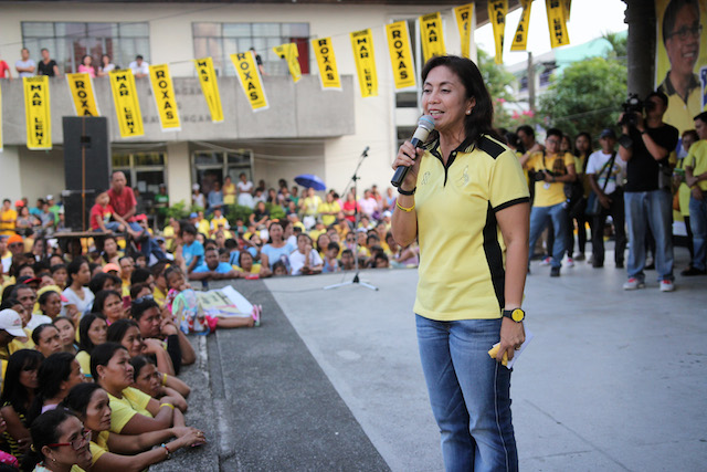 CAMPAIGN SORTIE. Administration vice presidential bet Leni Robredo addresses fellow Bicolanos on February 13, 2016. Photo by Franz Lopez/Rappler 