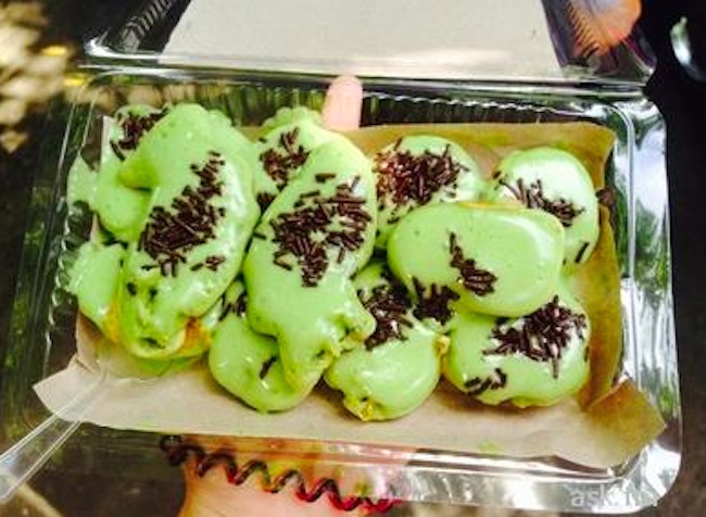 FAVORITE SNACK. Kue Cubit in green tea is a popular delicacy in Indonesia. Photo by Rappler 