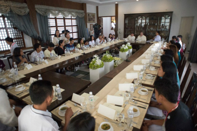 LISTENING CLOSELY. Pope Francis was 'suffering' as he heard the stories of Filipino disaster survivors during his lunch with them on January 17, 2015, says Manila Archbishop Luis Antonio Cardinal Tagle. Photo by Osservatore Romano/AFP  