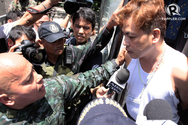 PAYOLA TO DE LIMA? Herbert Colangco speaks to PNP chief Dela Rosa while detained inside a bus during a surprise inspection at the New Bilibid Prison in Muntinlupa City on July 20, 2016. Photo by Ben Nabong/Rappler   