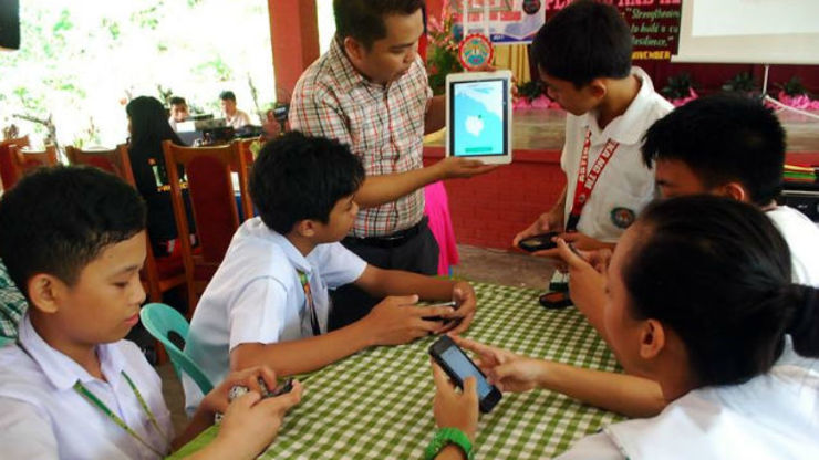 E-LEARNING. A Safe School advocate teaches the procedures in downloading and using the  application to the participants of the Safe School Philippines conference. Photo by Kenly Monteagudo