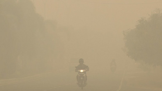 SUFFOCATING HAZE. Haze suffocates parts of Indonesia, Singapore, Malaysia and Thailand. ABDUL QODIR / AFP