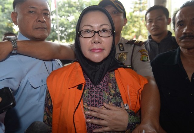 RATUT ATUT. Mantan Gubernur Banten Ratu Atut Chosiyah setelah ditersangkakan oleh KPK. Foto oleh: AFP 