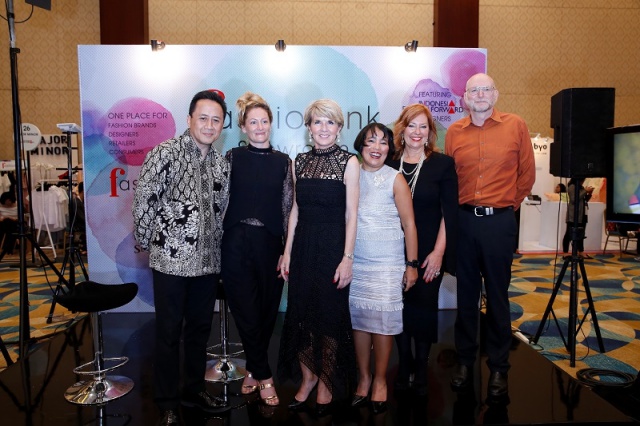 INDUSTRI FASHION. Menteri Luar Negeri Australia Julie Bishop (ketiga dari kiri) ikut menghadiri pagelaran Jakarta Fashion Week (JFW) 2017 pada Rabu, 26 Oktober di sela kunjungan singkatnya di Jakarta. Foto dari JFW 2017. 