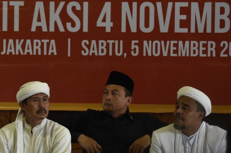 Pembina Gerakan Nasional Pengawal Fatwa Majelis Ulama Indonesia (GNPF-MUI) Rizieq Shihab (kanan) memberi keterangan pers di Jakarta, Sabtu (5/11). Foto oleh Puspa Perwitasari/ANTARA 