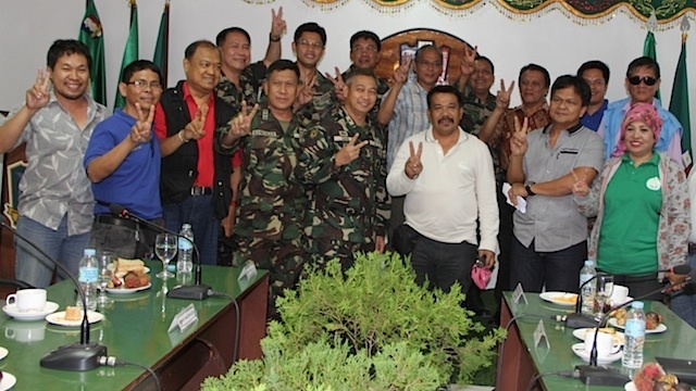 PEACE SIGN. Philippine military officers and MILF leaders including Wahid Tundok pose for peace. 