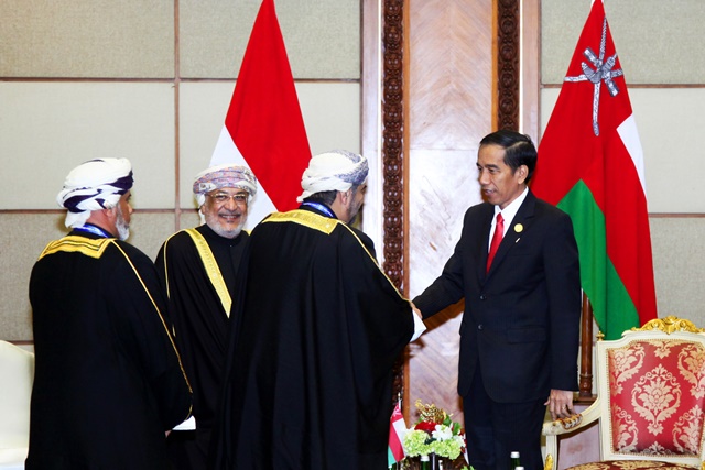 Presiden Joko Widodo (kanan) bertemu dengan Chairman of State Council Oman Yahya Bin Mahfoudh Al Mantheri (kedua kiri) saat pertemuan bilateral di sela-sela KTT Luar Biasa ke-5 OKI di JCC, Jakarta, Senin, 7 Maret. Foto oleh Panca Syurkani/ANTARA 