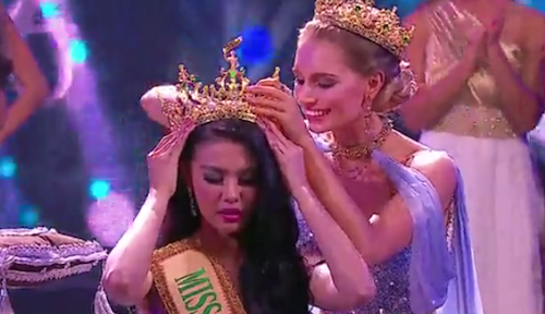 Ariska Putri Pertiwi is crowned Miss International 2016. 