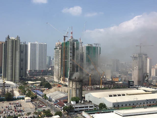 ALARM. Smoke rises from the lower floors of the Avida Centera condominium development in Mandaluyong City, March 22, 2016. Photo by Analette Abesamis/Rappler 