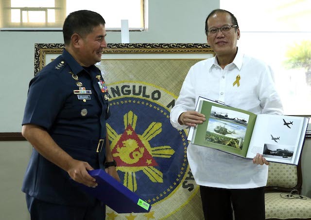 COFFEE TABLE BOOK. President Aquino receives a coffee table book presented by PH Air Force commanding general Lt. Gen. Jeffrey Delgado. Malacañang photo 