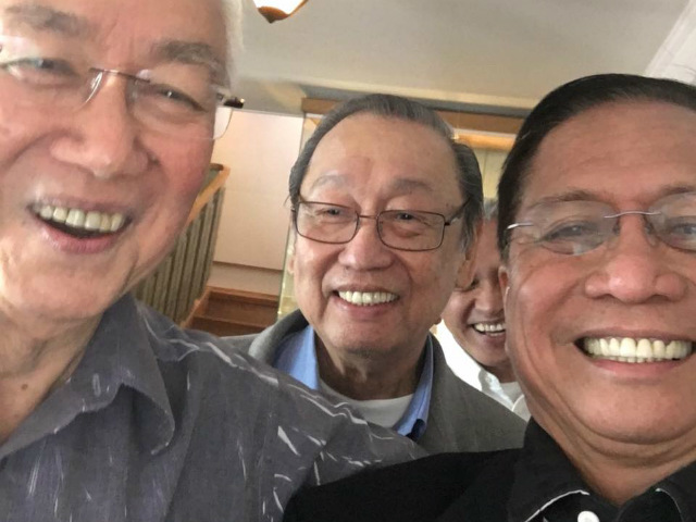 SELFIE TIME. Duterte peace adviser Jesus Dureza (right) poses for a selfie with NDF peace panel chair Luis Jalandoni (left) and CPP founder Jose Maria Sison. File photo from Dureza's Facebook page    