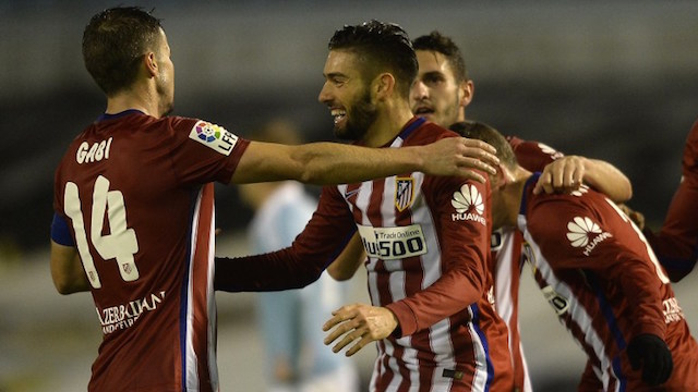 PUNCAK KLASEMEN. Gelandang Atletico Madrid Yannick Ferreira Carrasco merayakan golnya bersama pemain lainnya. Foto oleh Miguel Riopa/AFP 